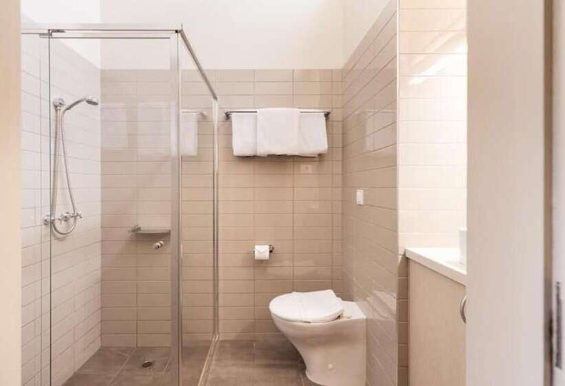 家庭间, Torquay Hotel/motel