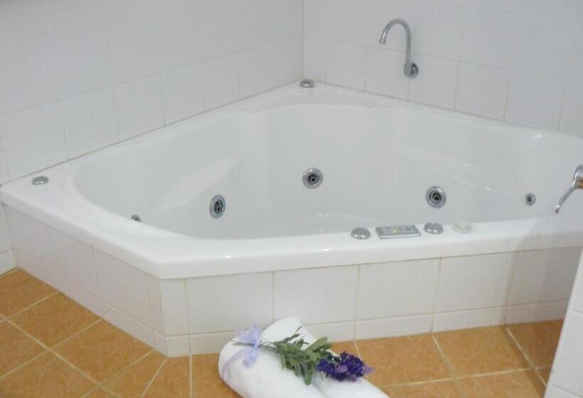 סוויטה עם ג'קוזי, Carriers Arms Hotel Motel