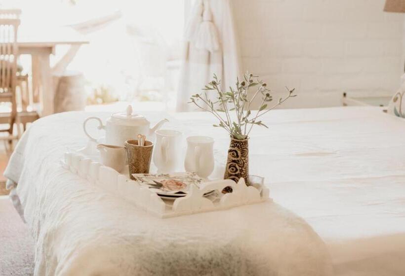 غرفة ديلوكس مزودة بشرفة, Guinea Fowl House