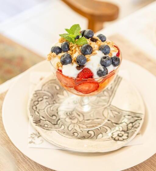 غرفة كومفورت ثلاثية, Guinea Fowl House