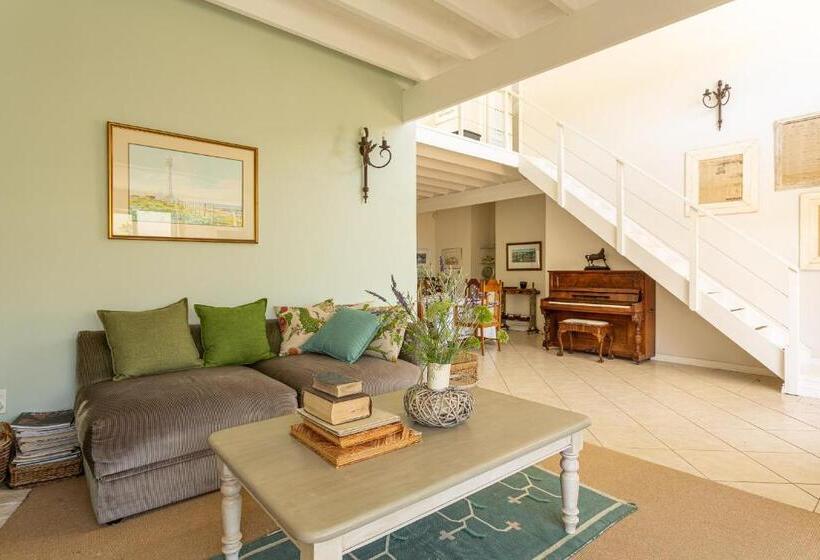 غرفة ديلوكس مطلّة علي البحر مزوَّدة بشُرفة, Guinea Fowl House