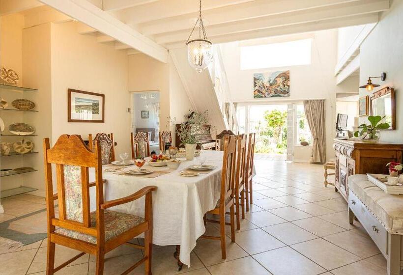 غرفة ديلوكس مزودة بشرفة, Guinea Fowl House