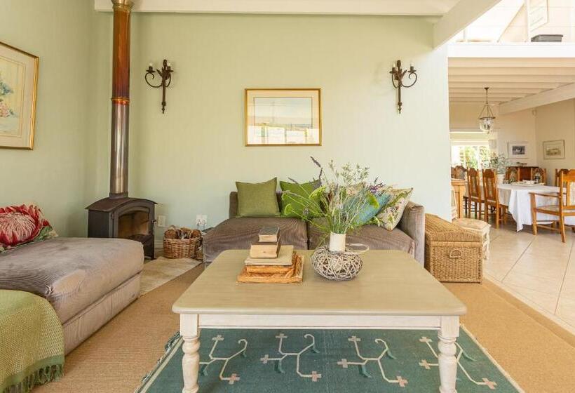 غرفة ديلوكس مزودة بشرفة, Guinea Fowl House