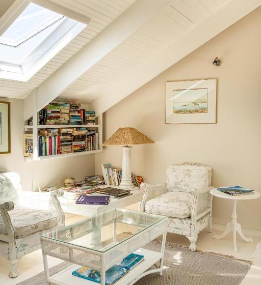 غرفة ديلوكس مزودة بشرفة, Guinea Fowl House