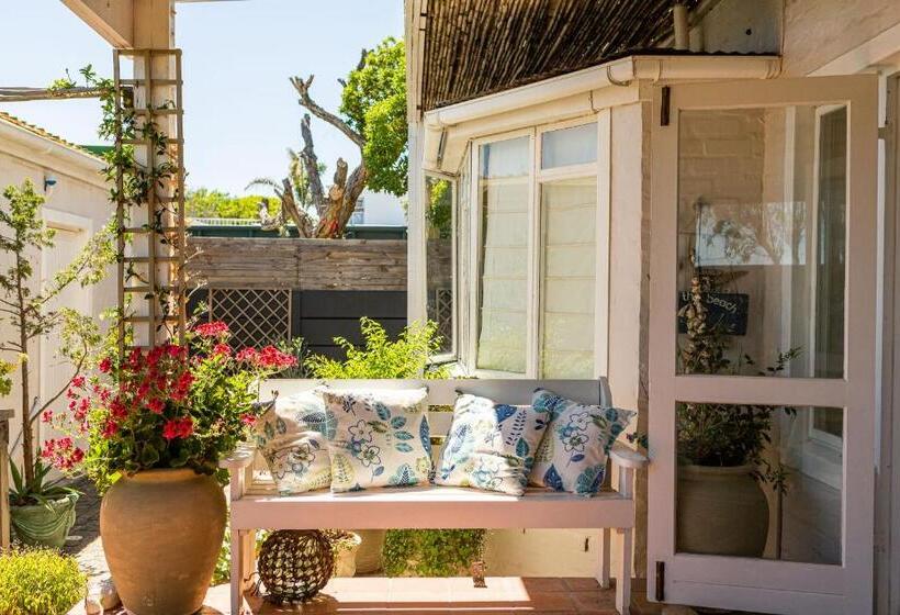 غرفة كومفورت ثلاثية, Guinea Fowl House