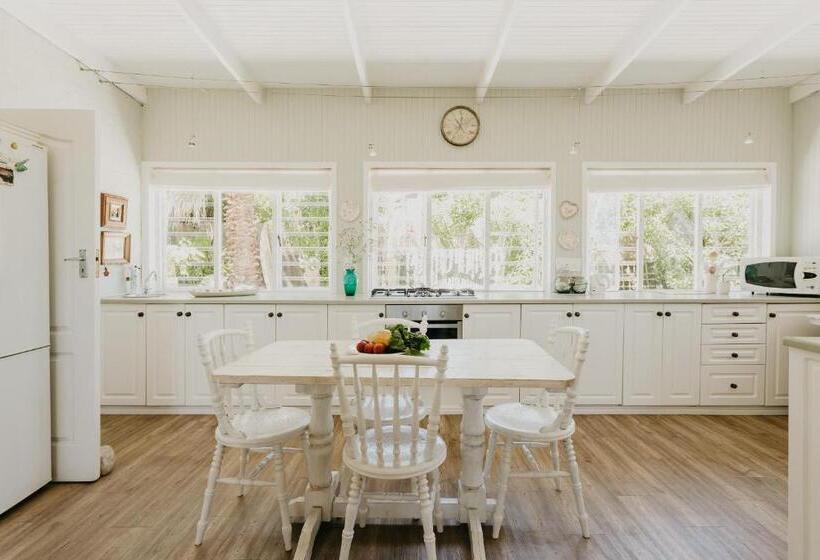 غرفة كومفورت ثلاثية, Guinea Fowl House