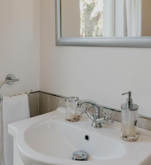 غرفة كومفورت ثلاثية, Guinea Fowl House