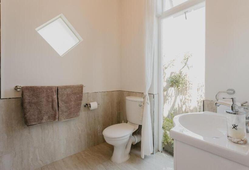 غرفة كومفورت ثلاثية, Guinea Fowl House