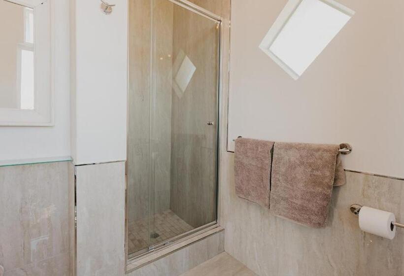 غرفة كومفورت ثلاثية, Guinea Fowl House