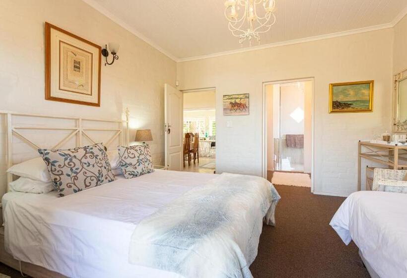 غرفة كومفورت ثلاثية, Guinea Fowl House