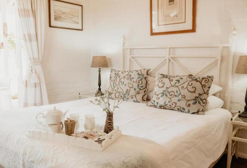 غرفة كومفورت ثلاثية, Guinea Fowl House