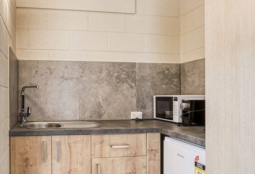 חדר אקזקיוטיב, Castle Creek Motel