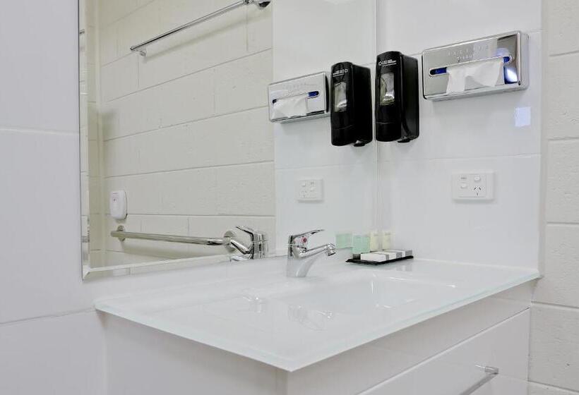 חדר משפחתי מקשר, Castle Creek Motel