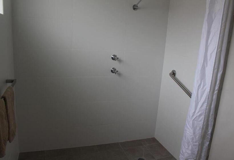 اتاق استاندارد با تخت دو نفره بزرگ برای معلولان, Centrepoint Motel