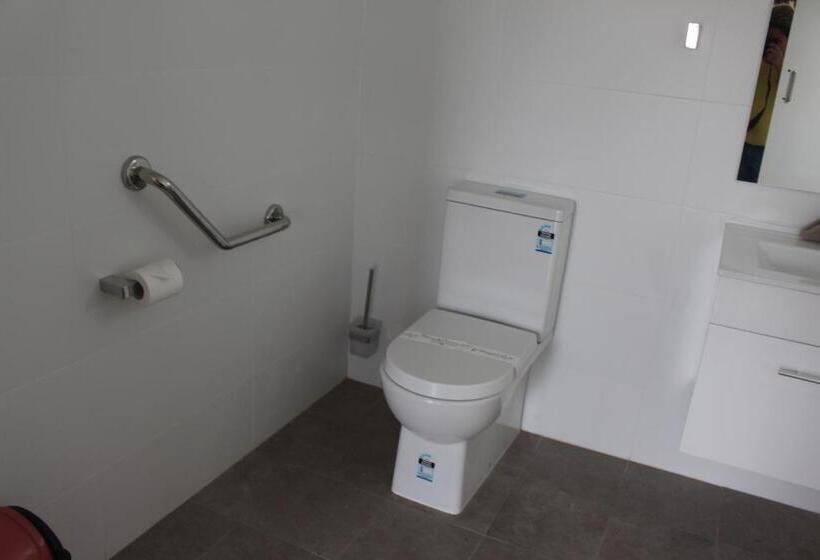 غرفة قياسية سرير ملكى لذوى الإحتياجات الخاصة, Centrepoint Motel