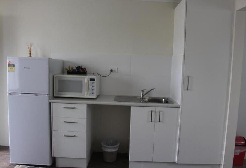 اتاق استاندارد با تخت دو نفره بزرگ برای معلولان, Centrepoint Motel