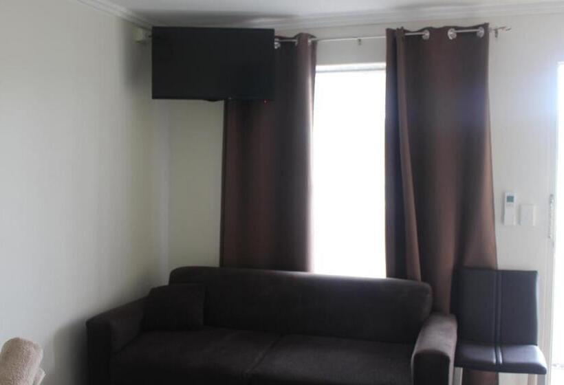 اتاق استاندارد با تخت دو نفره بزرگ برای معلولان, Centrepoint Motel