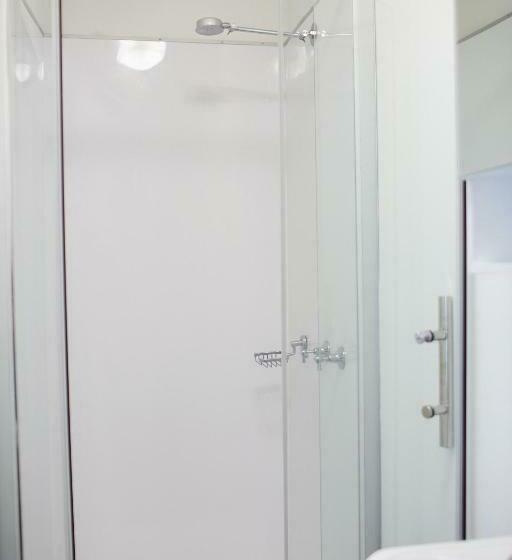 اتاق لوکس, Capricorn Village