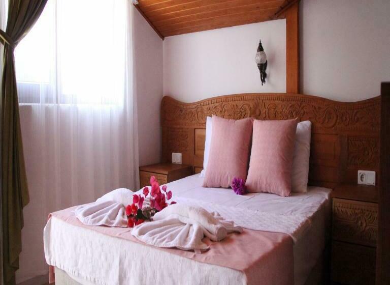 חדר סטנדרט לשלושה עם מרפסת, Limon Otel