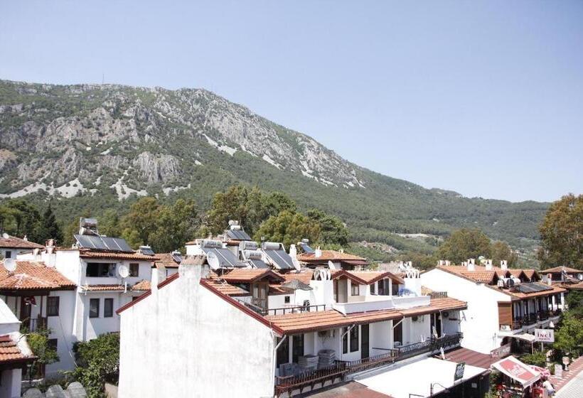 غرفة قياسية ثلاثية مزودة بشرفة, Limon Otel