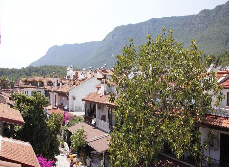 Quarto Triplo Estandar com Sacada, Limon Otel