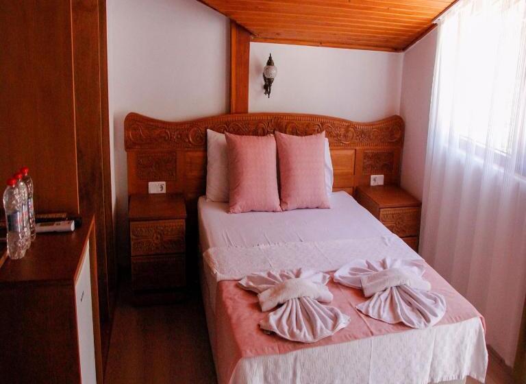 غرفة قياسية ثلاثية مزودة بشرفة, Limon Otel