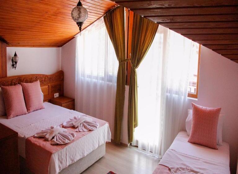 Quarto Triplo Estandar com Sacada, Limon Otel