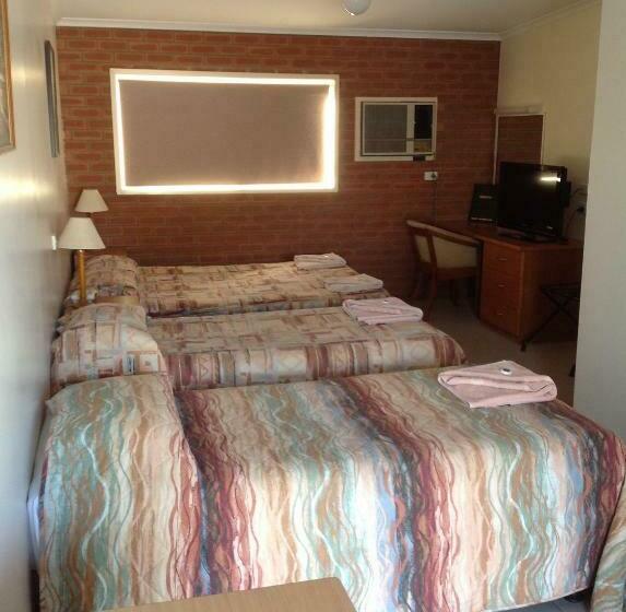 חדר משפחתי בסיסי, Mia Motel