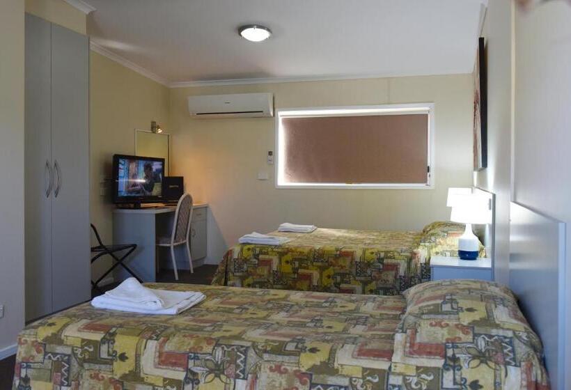 חדר סופריור לשלושה, Mia Motel