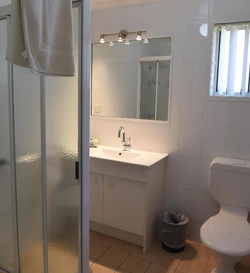 חדר משפחתי, Mia Motel