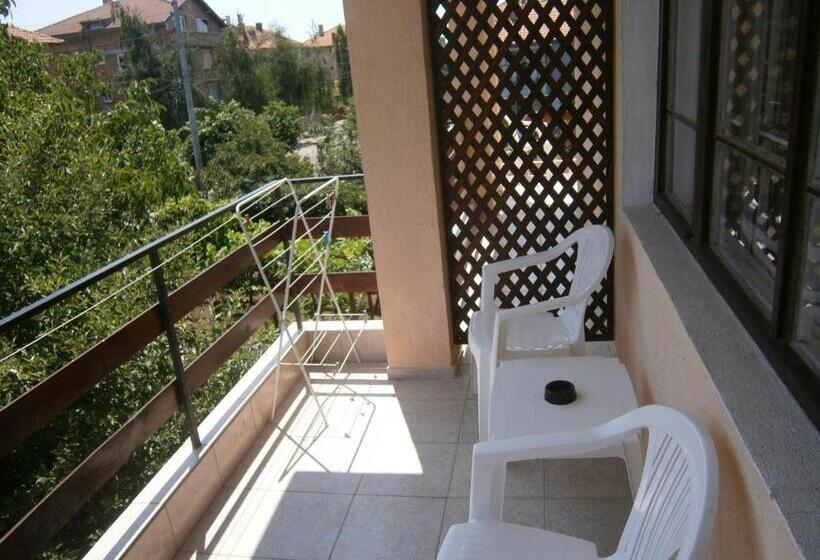 스탠다드 트리플 발코니 룸, Guest House Hristovi