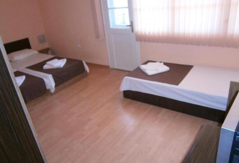 스탠다드 트리플 발코니 룸, Guest House Hristovi