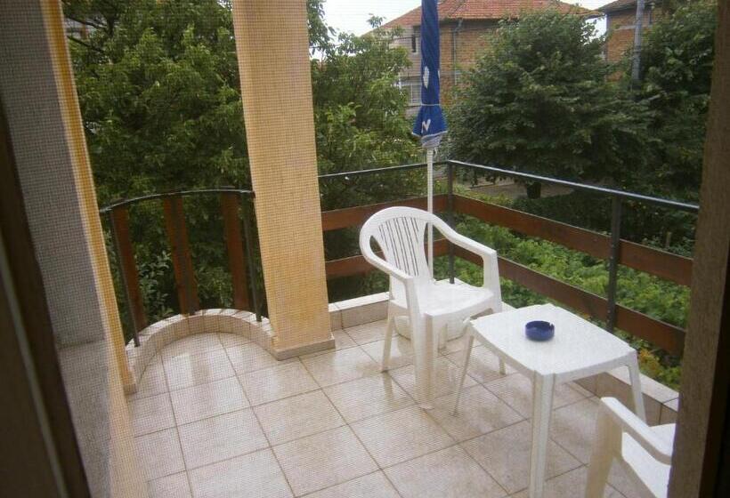 带景观的三人标准房间, Guest House Hristovi