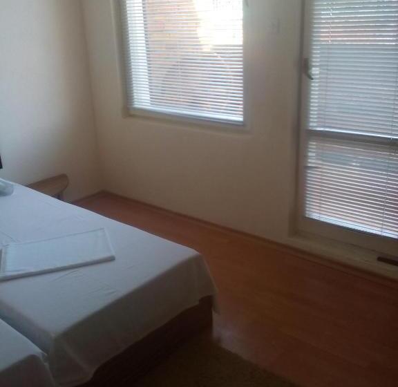 家庭间, Guest House Hristovi