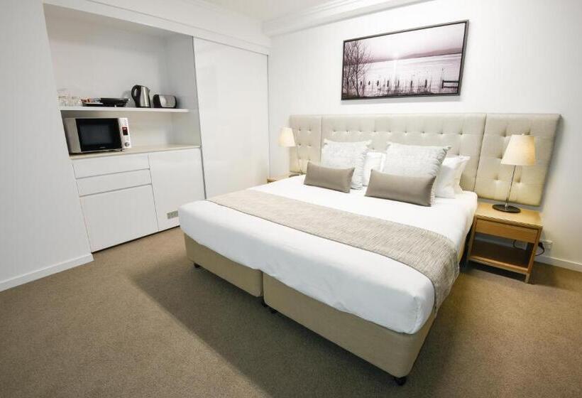 اتاق اجرایی با تخت بزرگ, Pacific Sands Apartments Mackay
