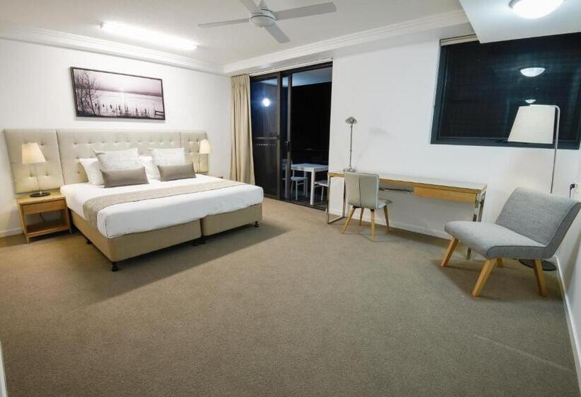 اتاق اجرایی با تخت بزرگ, Pacific Sands Apartments Mackay
