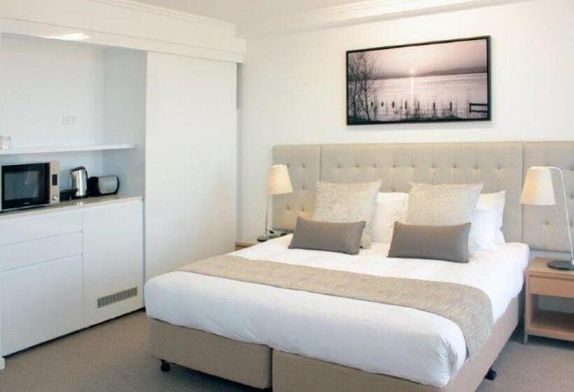 اتاق اجرایی با تخت بزرگ, Pacific Sands Apartments Mackay