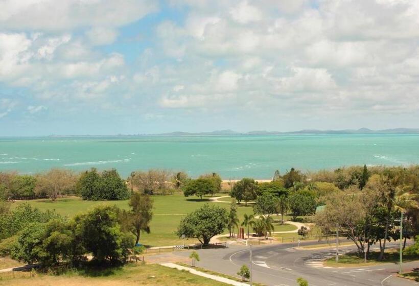 اتاق اجرایی با تخت بزرگ, Pacific Sands Apartments Mackay