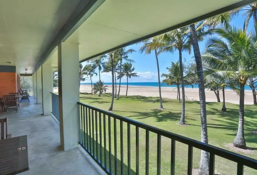 1 Bedroom Apartment Sea View, Sarina Beach Motel
