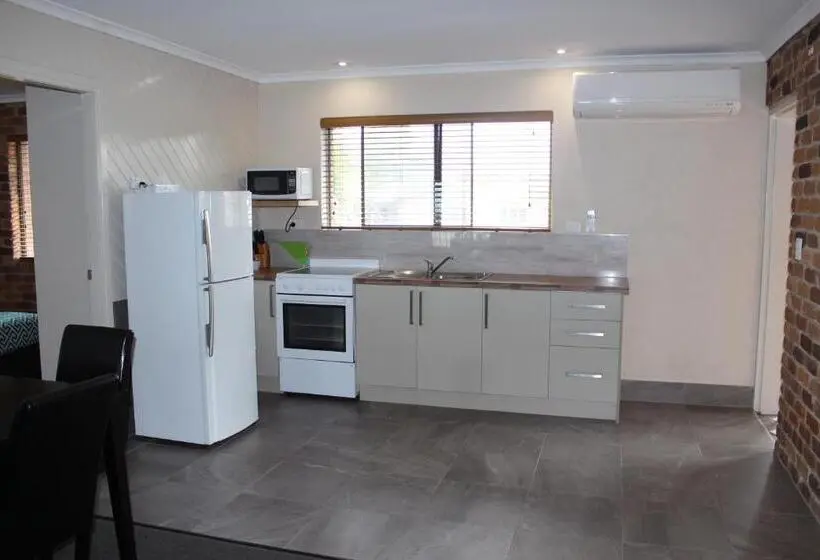 1 Bedroom Apartment Sea View, Sarina Beach Motel