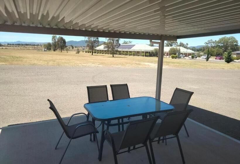 חדר משפחתי, Stockmans Motel