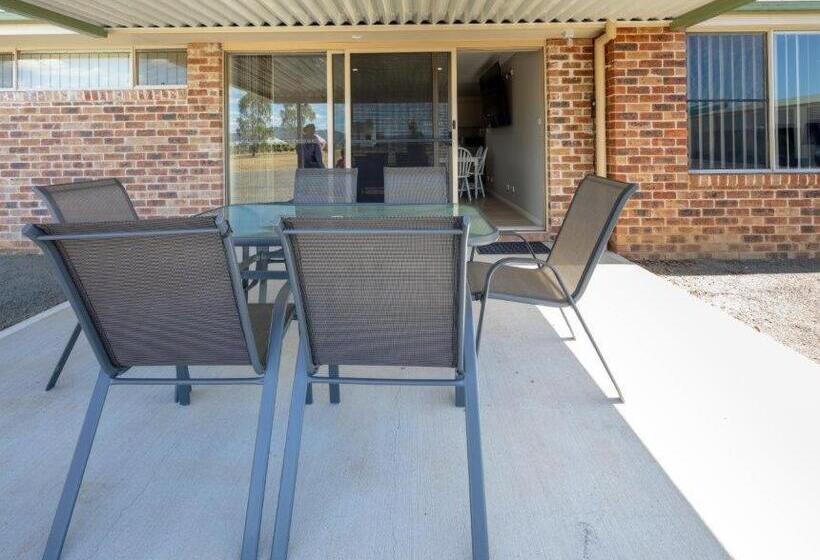 חדר משפחתי, Stockmans Motel