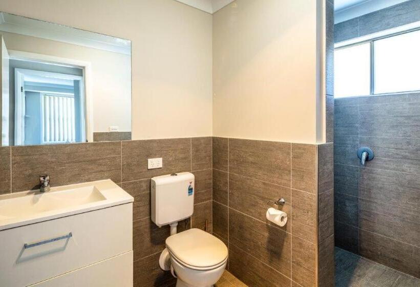 חדר משפחתי, Stockmans Motel