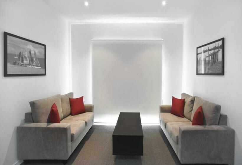 이그제큐티브 스튜디오, The Waves Apartments