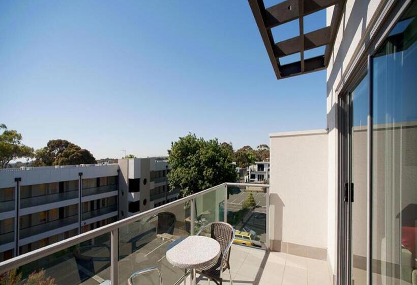 이그제큐티브 스튜디오, The Waves Apartments