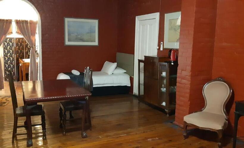 سوییت لوکس, Bourke Riverside Motel