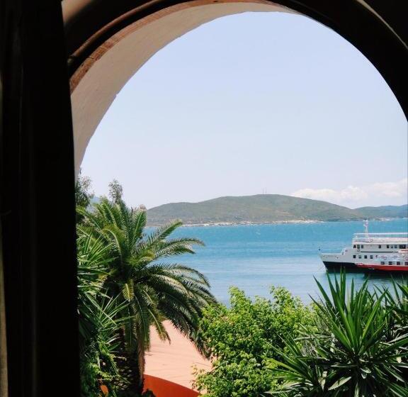 اتاق خانوادگی با چشم‌انداز دریا, Villa Margarit