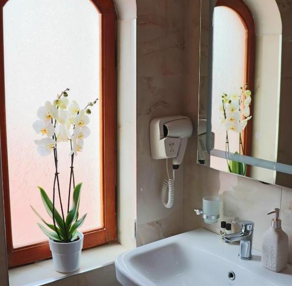 اتاق خانوادگی با چشم‌انداز دریا, Villa Margarit