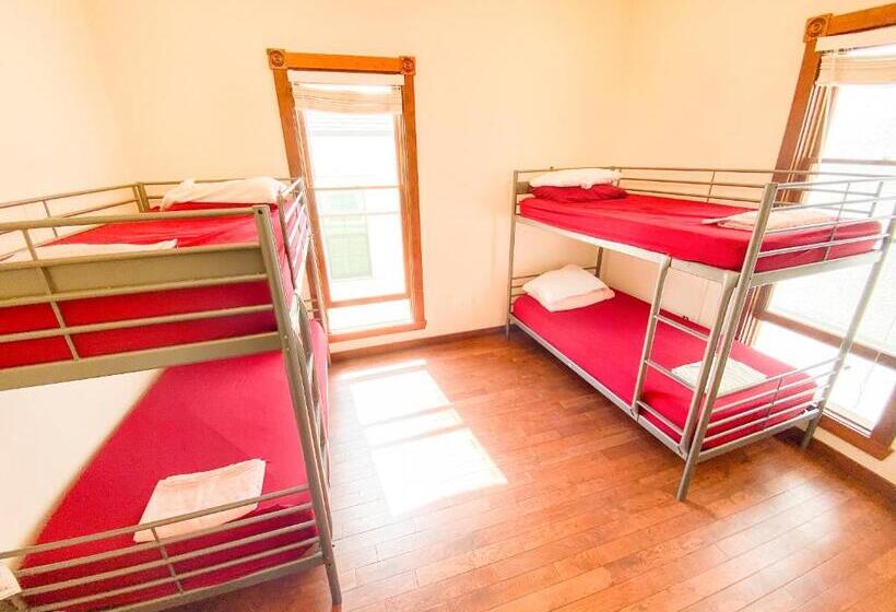 سرير فى غرفة مشتركه, International Travelers House Downtown San Diego  Adults Only