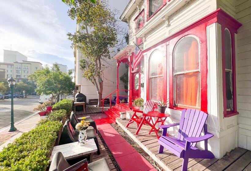 سرير فى غرفة مشتركه, International Travelers House Downtown San Diego  Adults Only